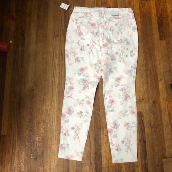 Style & Co Curvy Skinny Leg Cream Floral  Jeans - Picture 2 of 5